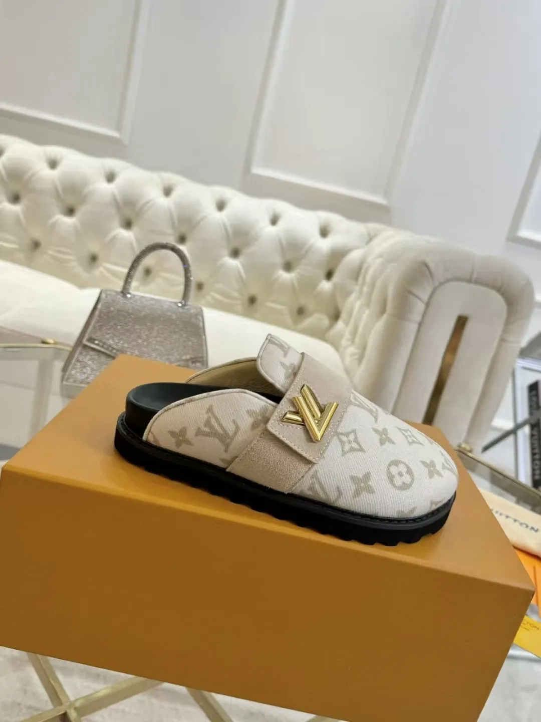 p560 High version women's toe-cap slippers ✨ **LV classic toe-toe slippers | Eternal elegance, starting from the toes** ✨ This pair of **Louis Vuitton classic toe-toe slippers** is an **eternal legend** in the fashion industry, and every detail tells **luxury and taste**. ... **Versatile, no matter the style**: ▪ Pair with jeans, casual and high-end ▪ Pair with a dress, elegant and lazy ▪ Commuting or dating, easily manage various occasions 💖 **Fashion icons are wearing it**, what are you waiting for?   **Owning it means owning an eternal classic**! ✨ #Louis Vuitton #LV slippers #Advanced sense of wear #Classic never goes out of style Fabric: Classic jacquard fabric Lining: Sheepskin lining Sole: Original rubber sole Size: Female 35-41 Male 38-46